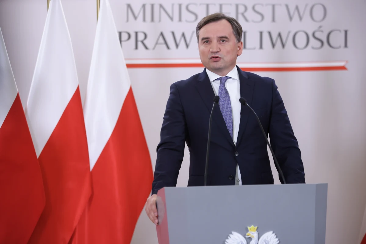 Agresja, hipokryzja, szantaż, wymuszenie - takich słów używa minister sprawiedliwości Zbigniew Ziobro komentując wniosek Komisji Europejskiej o nałożenie kar na Polskę za zignorowanie wyroków unijnego Trybunału Sprawiedliwości w sprawie Izby Dyscyplinarnej. "To spór polityczny, a nie prawny" - przekonuje Ziobro.