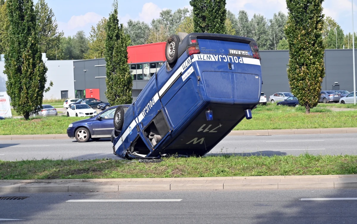 Radiowóz dachował na prawobrzeżu Szczecina. Policjanci jechali na interwencję. Nikt nie doznał ciężkich obrażeń. 