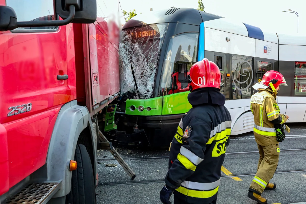 ​Groźna sytuacja drogowa w Szczecinie. Na ulicy Energetyków tramwaj zderzył się z samochodem ciężarowym. Nikomu nic się nie stało.