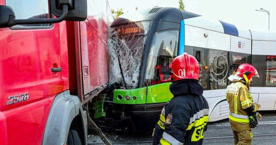 ​Groźna sytuacja drogowa w Szczecinie. Na ulicy Energetyków tramwaj zderzył się z samochodem ciężarowym. Nikomu nic się nie stało.