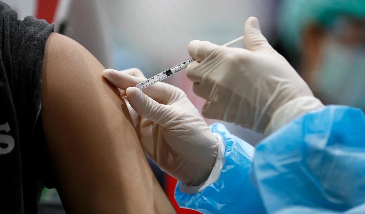 Ponad 3 tys. osób zgłosiło się na szczepienia w szkołach, w tym 2882 uczniów, 73 nauczycieli i 168 członków rodzin. To wyniki z ankiet - poinformowała wiceprezydentka Warszawy Renata Kaznowska. Jak dodała, w Warszawie zaszczepiono już ponad 70 tys. osób w wieku 12-18 lat. 