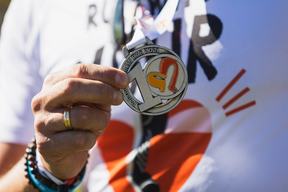 W niedzielę, 5 września, odbyła się 10. edycja charytatywnej sztafety Poland Business Run. Na mecie wirtualnej rywalizacji zameldowało się ponad 28 tysięcy biegaczy z przeszło 1300 firm. Oprócz środków z opłat startowych na rzecz osób z niepełnosprawnościami trafi dodatkowe 82,5 tys. złotych zebrane w akcji "Pomagam Bardziej". Protezy, wózki i rehabilitację otrzyma co najmniej 103 beneficjentów z całej Polski.