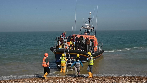 Migranci zostali wyłowieni łodziami ratunkowymi z morza u wybrzeży Anglii. W ostatnich dniach rekordowe liczby przekraczają kanał La Manche, spowodowane sprzyjającym warunkom pogodowym.