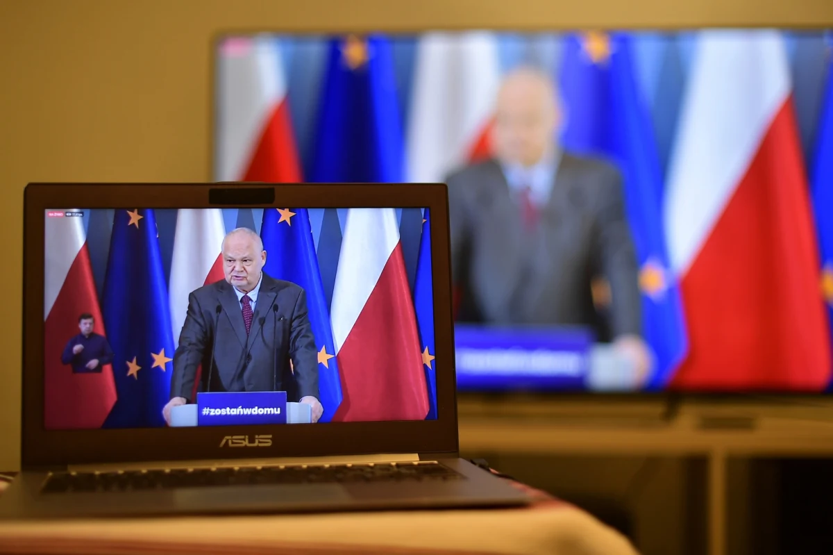 Niektórzy członkowie RPP twierdzą, że prezes Narodowego Banku Polskiego łamie ustalenia w sprawie ciszy medialnej przed posiedzeniem Rady Polityki Pieniężnej. Dodają, że utrudnia im pracę, uniemożliwia merytoryczną dyskusję, promuje swoich stronników, a przede wszystkim komplikuje walkę z inflacją.