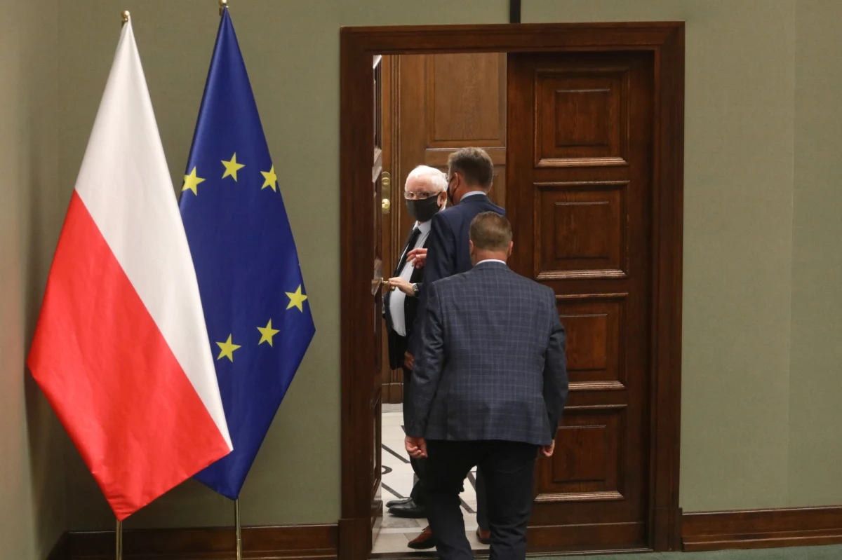 „Gdzie jest Jarosław Kaczyński?” pyta opozycja po wprowadzeniu przy granicy z Białorusią pierwszego od ’89 roku stanu wyjątkowego. Wicepremier, stojący na czele komitetu ds. bezpieczeństwa narodowego, milczy nt. kryzysu na polsko-białoruskiej granicy. Nie zabrał głosu również w czasie sejmowej debaty nad wprowadzeniem stanu wyjątkowego, a nawet wyszedł z sali w trakcie wystąpień.