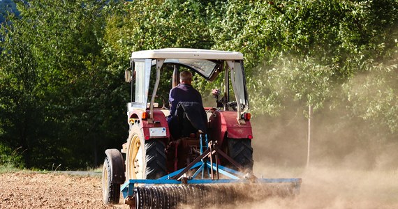 Do tragicznego wypadku doszło na Mazowszu w miejscowości Zagórze. Z jadącego ciągnika spadli dwaj chłopcy w wieku 6 i 5 lat. Młodsze dziecko upadku nie przeżyło.