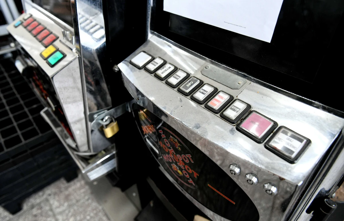 Trzech funkcjonariuszy Służby Celno-Skarbowej i pracownik Izby Administracji Skarbowej w Katowicach z prokuratorskimi zarzutami. Chodzi o śledztwo dotyczące zorganizowanej grupy przestępczej i nielegalnych gier hazardowych. Cała czwórka została tymczasowo aresztowana.