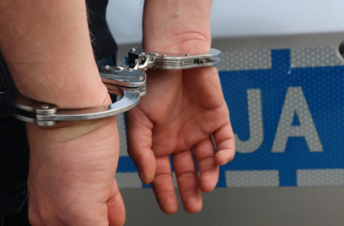 Policjanci z warszawskiego Śródmieścia zatrzymali 69-latka podejrzanego o oszustwo - poinformował PAP rzecznik śródmiejskiej policji podinspektor Robert Szumiata. 69-latek działając wspólnie w porozumieniu z zatrzymanych w lipcu 44-latkiem, posługując się sfałszowanymi dokumentami, próbował sprzedać nie swoje mieszkanie. 