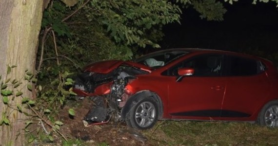 ​Wypadek w miejscowości Rogóźno w powiecie tomaszowski na Lubelszczyźnie. Samochód osobowy wjechał w drzewo. Jedna z pasażerek trafiła do szpitala.