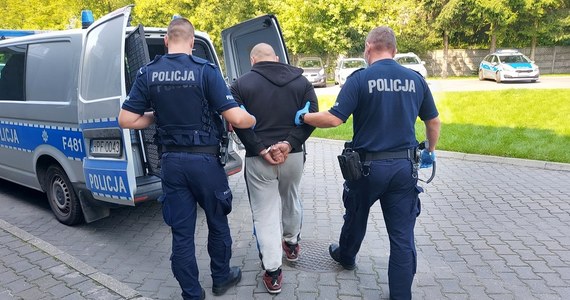 Sąd w Radomsku zastosował tymczasowy areszt wobec 32-latka, który po pijanemu zabrał 1,5-roczne dziecko z domu i woził ulicami miasta w swoim mercedesie. Podczas zatrzymania policjanci znaleźli w jego aucie narkotyki. Grozi za to kara do 5 lat pozbawienia wolności.