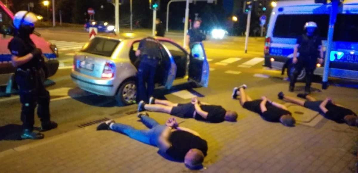 ​Dwaj policjanci z Katowic potrąceni przez samochód, w którym jechało pięciu pseudokibiców. Cała piątka została zatrzymana i czeka teraz na przesłuchanie.