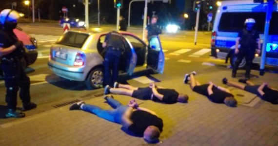 ​Dwaj policjanci z Katowic potrąceni przez samochód, w którym jechało pięciu pseudokibiców. Cała piątka została zatrzymana i czeka teraz na przesłuchanie.