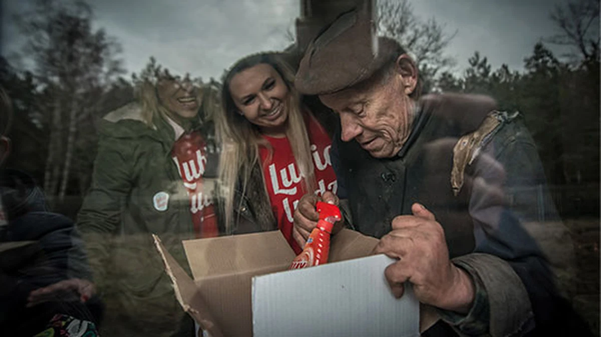 Dobroczynność może znaleźć się w kryzysie – taki wniosek płynie z nowego Raportu o Obojętnieniu przygotowanego przez Szlachetną Paczkę. Jak pokazują badania ponad 40 proc. organizacji pozarządowych zawiesiło większość swoich działań sprzed pandemii, w 2020 roku tylko 5 proc. Polaków pracowało jako wolontariusz. Naszą reakcją obronną na przedłużający się stan niepewności, konieczność adaptacji do nowych warunków życia, jest obojętność. Czy zebrane w raporcie dane to zwiastun niepokojącego trendu odwracania się plecami do potrzebujących? 