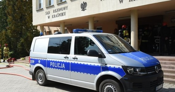 Mężczyzna zabarykadował się w drzwiach wejścia do budynku sądu i prokuratury w Kraśniku na Lubelszczyźnie. Napastnik groził podpaleniem. Policjantom udało się obezwładnić mężczyznę.
