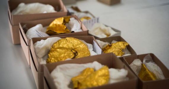 Ole Ginnerup Schytz ledwo przyłożył do ziemi nowo zakupiony detektor metali, a już dokonał historycznego odkrycia. Znalazł skarb wikingów – kilogram złota zakopanego ponad 1500 lat temu na terenie Danii. 