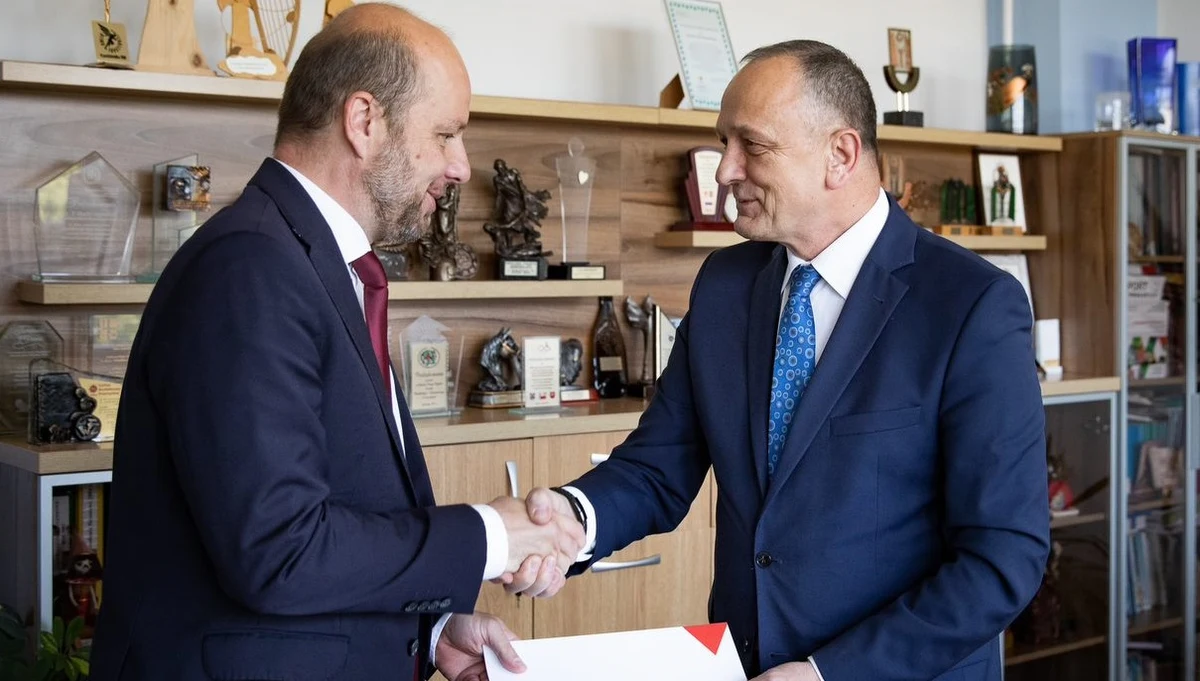 Zakup czterech mikrobusów, z których korzystać będą m.in. podopieczni DPS-ów oraz likwidacja barier architektonicznych przy jednej ze szkół - to projekty, które realizować będzie samorząd Rzeszowa dzięki dofinansowaniu z Państwowego Funduszu Rehabilitacji Osób Niepełnosprawnych.