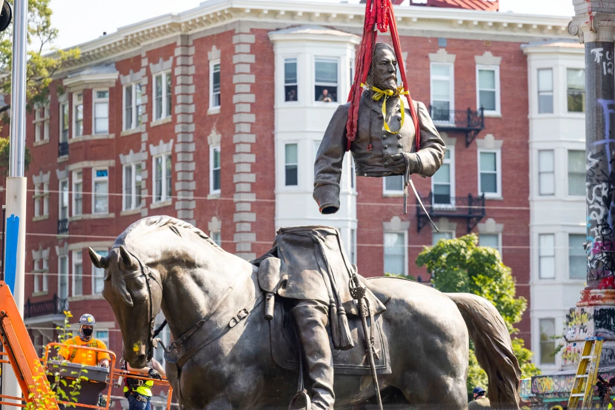 W Richmond, stolicy stanu Wirginia, zdemontowano pomnik generała Roberta E. Lee, dowódcy wojsk Południa podczas wojny secesyjnej. Pomnik był uważany za największy monument na cześć Konfederacji w Wirginii i jeden z największych w kraju.