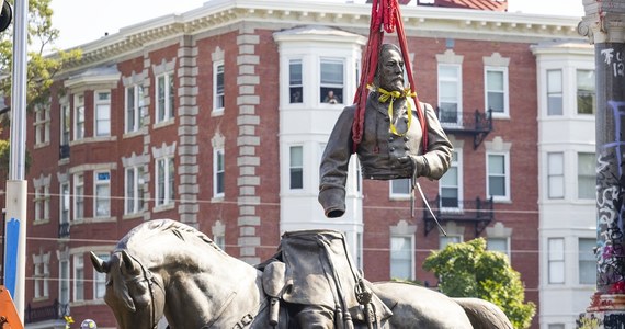 W Richmond, stolicy stanu Wirginia, zdemontowano pomnik generała Roberta E. Lee, dowódcy wojsk Południa podczas wojny secesyjnej. Pomnik był uważany za największy monument na cześć Konfederacji w Wirginii i jeden z największych w kraju.
