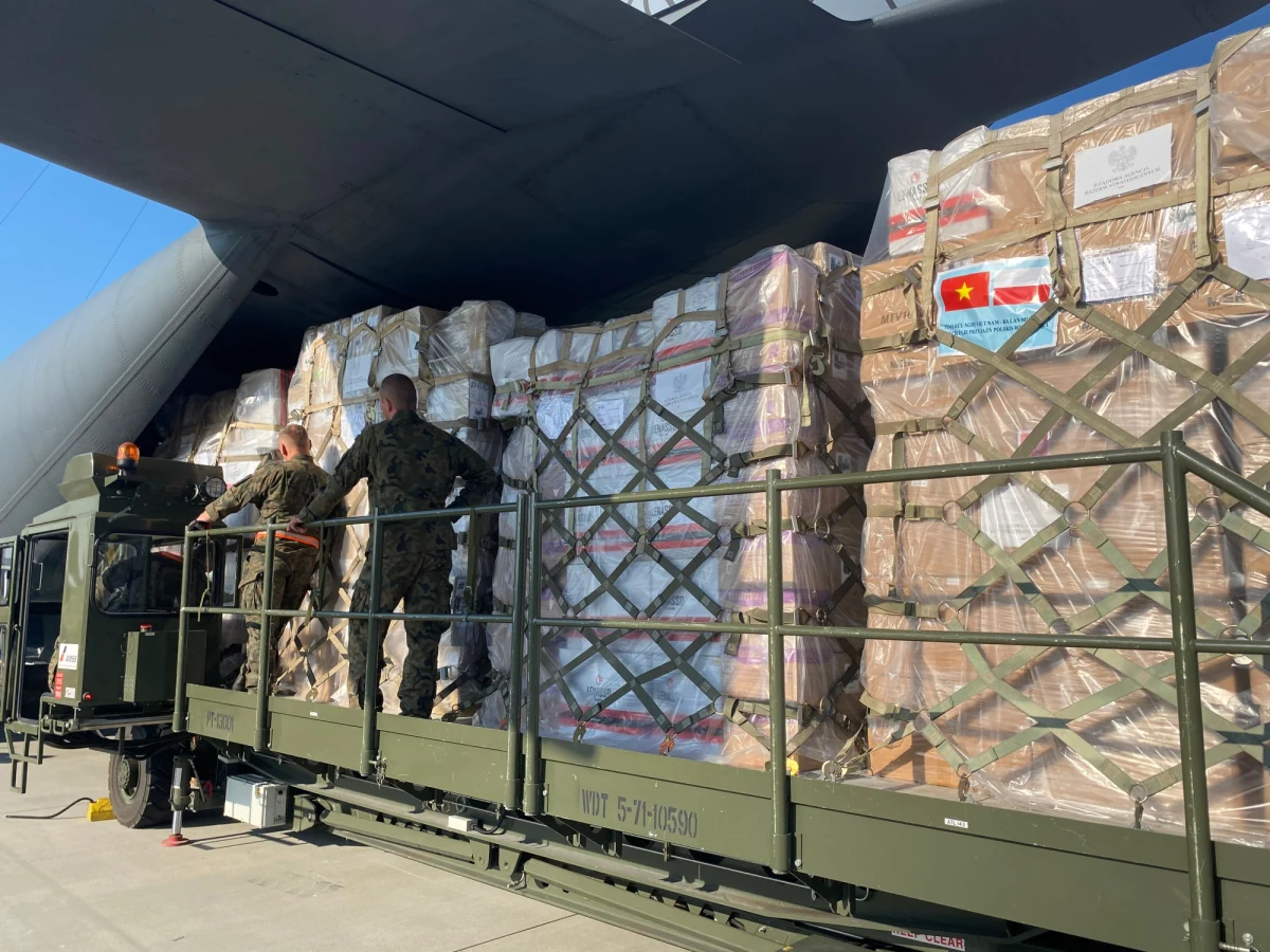 Solidaryzując się z najpilniejszymi potrzebami strony wietnamskiej, premier Mateusz Morawiecki zdecydował o przekazaniu Wietnamowi sprzętu medycznego m.in. respiratorów oraz środków ochrony osobistej takich jak kombinezony czy maseczki ochronne - poinformowało Ministerstwo Spraw Zagranicznych.