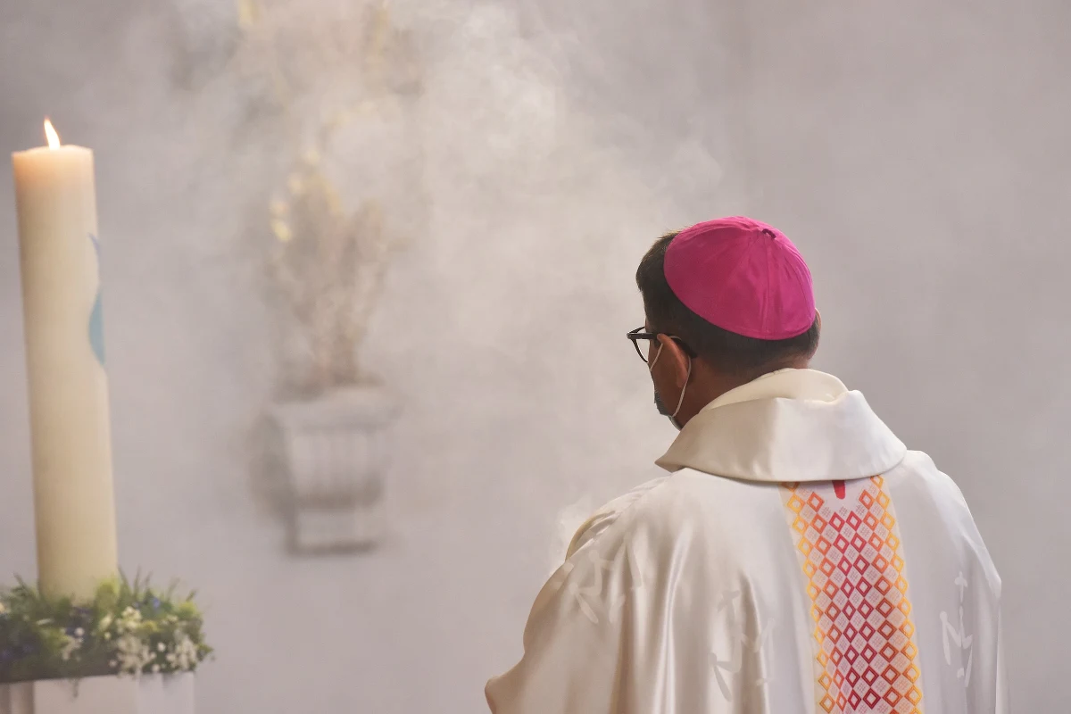 Diecezja Solsony koło Lleidy (Katalonia) uważa, że 52-letni biskup Xavier Novell został opętany przez diabła i kobietę - napisał dziennik ABC, powołując się na źródła kościelne. Biskup, zwolennik egzorcyzmów, podczas studiów demonologicznych poznał rozwiedzioną psycholog, ekspertkę ds. satanizmu i autorkę powieści erotycznych, 38-letnią Silvię Caballol. Wpływ kobiety okazał się tak silny, że zrezygnował ze swojej funkcji i przeprowadził do innej miejscowości, gdzie obecnie razem mieszkają.