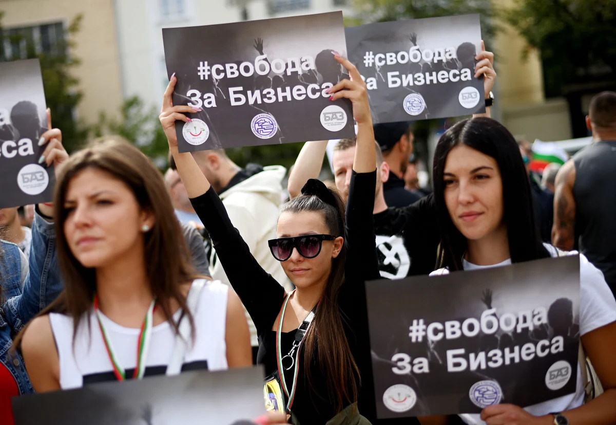 Setki przedstawicieli branży gastronomicznej, hotelarskiej, hazardowej, przewozów autobusowych i taksówkarskiej z całego kraju zebrały się przed parlamentem w Sofii. Protestowali przeciw wprowadzonym dzień wcześniej restrykcjom epidemicznym i domagając się sprawiedliwych według nich odszkodowań.
