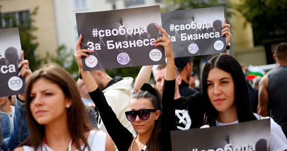 Setki przedstawicieli branży gastronomicznej, hotelarskiej, hazardowej, przewozów autobusowych i taksówkarskiej z całego kraju zebrały się przed parlamentem w Sofii. Protestowali przeciw wprowadzonym dzień wcześniej restrykcjom epidemicznym i domagając się sprawiedliwych według nich odszkodowań.