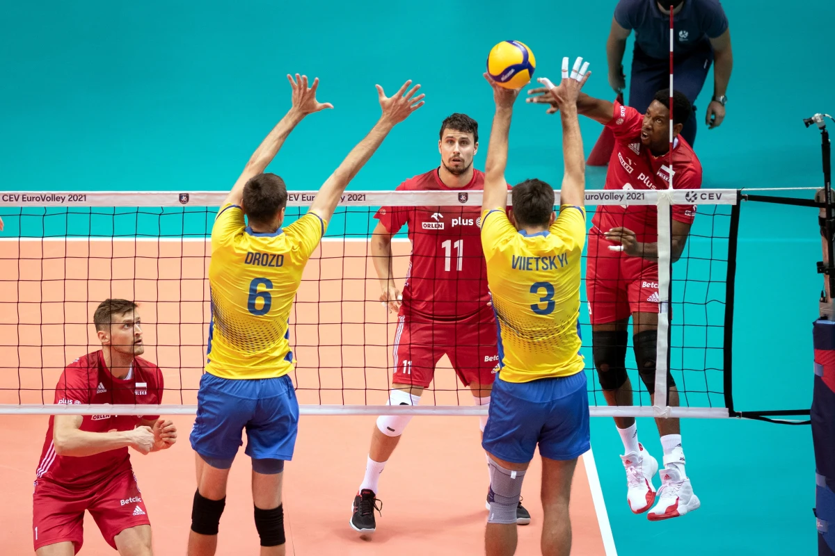 Polscy siatkarze wygrali grupę A mistrzostw Europy. W ostatnim spotkaniu w Krakowie nasi siatkarze bez problemów pokonali Ukraińców 3:0 (25:15, 25:20, 25:21). To było piąte zwycięstwo podopiecznych Vitala Heynena z rzędu.