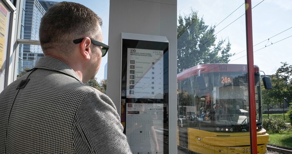 W stolicy na przystankach tramwajowych pojawiły się rozkłady w technologii e-papieru połączonej z przetwarzaniem w chmurze danych z GPS. To pionierskie rozwiązanie w Polsce.