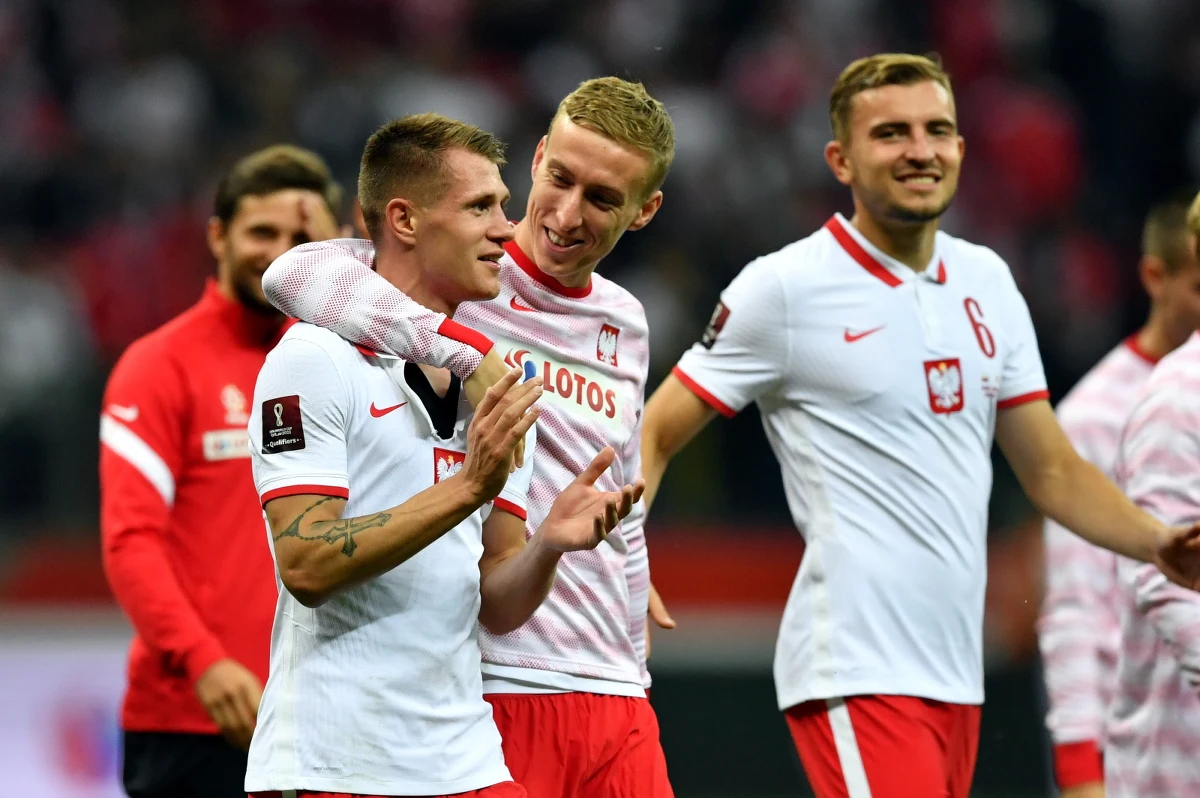 Polska zremisowała z Anglią 1:1 (0:0) w meczu eliminacji piłkarskich mistrzostw świata w Warszawie. Wyrównującą bramkę biało-czerwoni zdobyli w doliczonym czasie gry po uderzeniu głową Damiana Szymańskiego. Wcześniej gola dla gości strzelił kapitan Harry Kane.