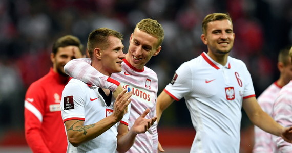 Polska zremisowała z Anglią 1:1 (0:0) w meczu eliminacji piłkarskich mistrzostw świata w Warszawie. Wyrównującą bramkę biało-czerwoni zdobyli w doliczonym czasie gry po uderzeniu głową Damiana Szymańskiego. Wcześniej gola dla gości strzelił kapitan Harry Kane.