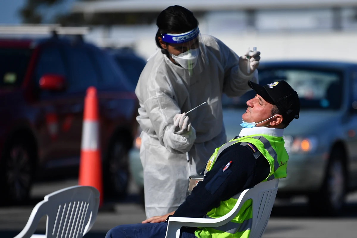 Władze Szkocji, Austrii, Bułgarii i Grecji zapowiedziały wprowadzenie nowych obostrzeń związanych ze wzrostem zakażeń na ich terytorium. Z kolei koronarestrykcje obowiązujące dotychczas w Irlandii i Szwecji będą stopniowo znoszone. W Portugalii od niedzieli nie będzie trzeba nosić maseczek na świeżym powietrzu.