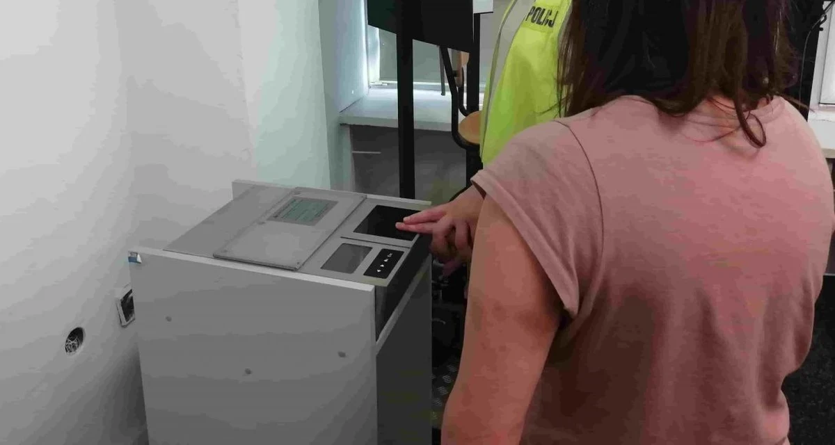 Policjanci ze Skierniewic w województwie łódzkim znaleźli w mieszkaniu 36-letniej kobiety szczeniaka - mieszańca rasy amstaff i pitbull, którego kradzież została zgłoszona na komisariat. Zwierzę było schowane w wersalce - podała Magdalena Studniarek ze skierniewickiej policji. 