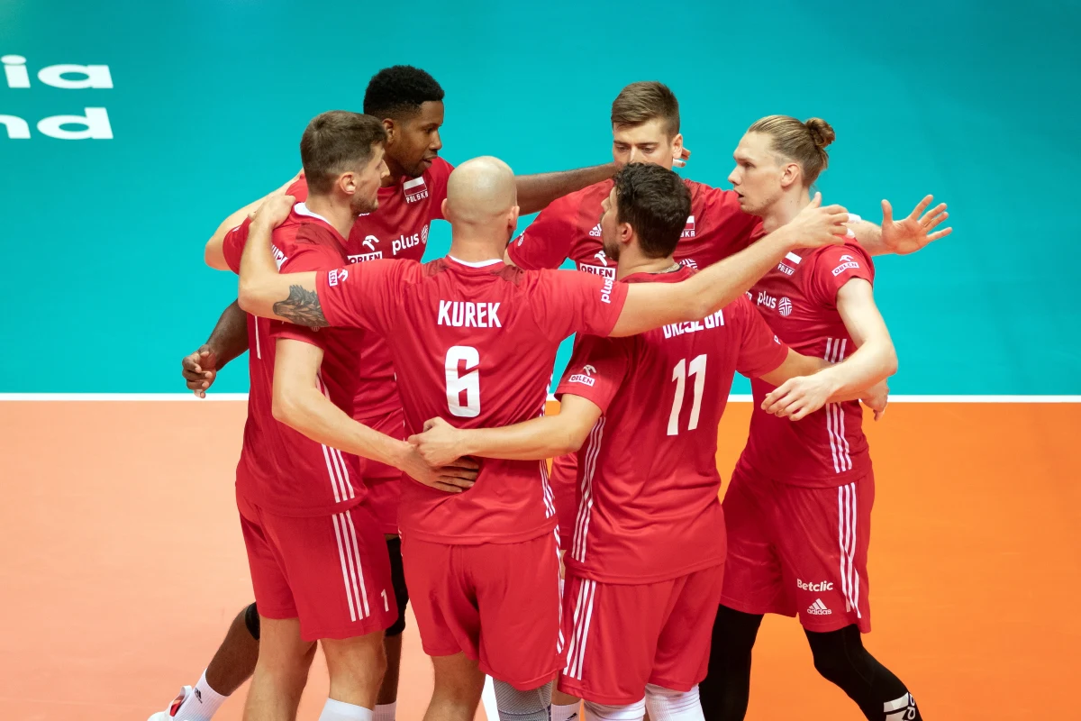 Polscy siatkarze fazę grupową mistrzostw Europy zakończyli pewnym zwycięstwem 3:0 z Ukrainą. Mistrzowie świata w 1/8 finału Euro zmierzą się w sobotę w gdańskiej Ergo Arenie z reprezentacją Finlandii. "Tutaj na pomyłki i eksperymenty czasu nie ma. Tutaj wszyscy będą już bardzo mocno skupieni" – mówi były reprezentant Polski, a obecnie prezes Grupy Azoty Zaksy Kędzierzyn-Koźle, Sebastian Świderski, z którym występ naszych siatkarzy w fazie grupowej Euro podsumował Wojciech Marczyk z redakcji sportowej RMF FM.