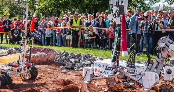 Już w najbliższy weekend w Kielcach będzie można poczuć się jak na Marsie! W dniach 10 - 12 września na terenie Politechniki Świętokrzyskiej odbędzie się międzynarodowa imprteza European Rover Challenge. Na entuzjastów kosmosu czekają zawody łazików marsjańskich, pokazy naukowe oraz inspirujące debaty i rozmowy z niesamowitymi gośćmi, w tym między innymi z wiceszefem NASA, Robertem Cabaną. W trakcie siódmej edycji ERC, po raz pierwszy zawodnicy konkursu łazików będą rywalizować ze sobą w dwóch formułach - stacjonarnej i zdalnej, wykonując zadania wzorowane na prawdziwych, marsjańskich misjach. Do tegorocznego finału konkursu zakwalifikowało się niemal 40 drużyn z trzech kontynentów. Łaziki będą jeździć po specjalnym torze, który symuluje warunki panujące na Czerwonej Planecie. Jak mówi RMF FM organizator ERC, Łukasz Wilczyński, w tym roku odwzorowano rejon Marsa zwany Elysium Planitia o krajobrazie wulkanicznym.