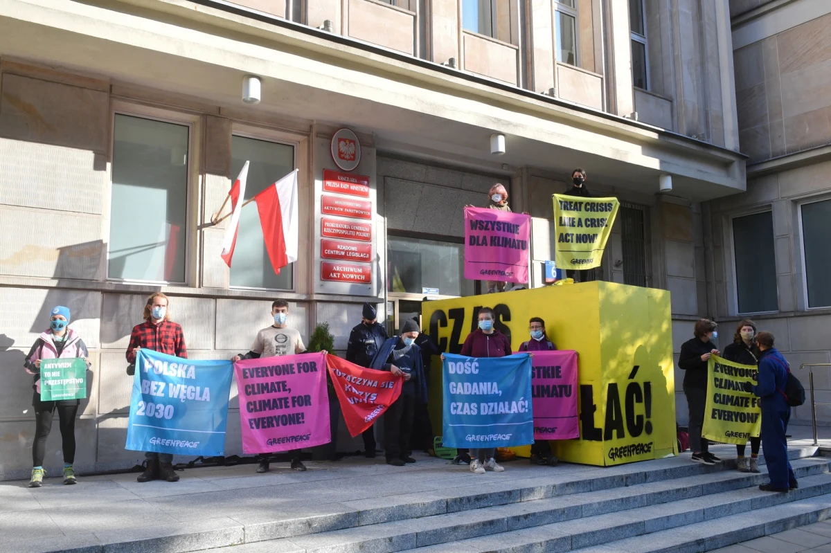 Działacze Greenpeace Polska zablokowali wejście do siedziby Ministerstwa Aktywów Państwowych w Warszawie. Drzwi do budynku zostały zastawione kontenerami z napisem: „Dość gadania, czas działać”. Protestujący domagają się od polityków decyzji o odejściu od spalania paliw kopalnych w Polsce do 2030 roku.