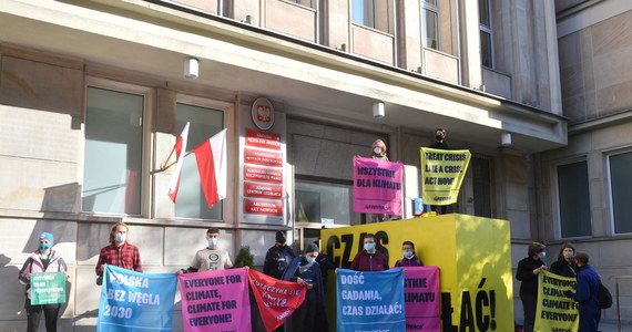 Działacze Greenpeace Polska zablokowali wejście do siedziby Ministerstwa Aktywów Państwowych w Warszawie. Drzwi do budynku zostały zastawione kontenerami z napisem: „Dość gadania, czas działać”. Protestujący domagają się od polityków decyzji o odejściu od spalania paliw kopalnych w Polsce do 2030 roku.