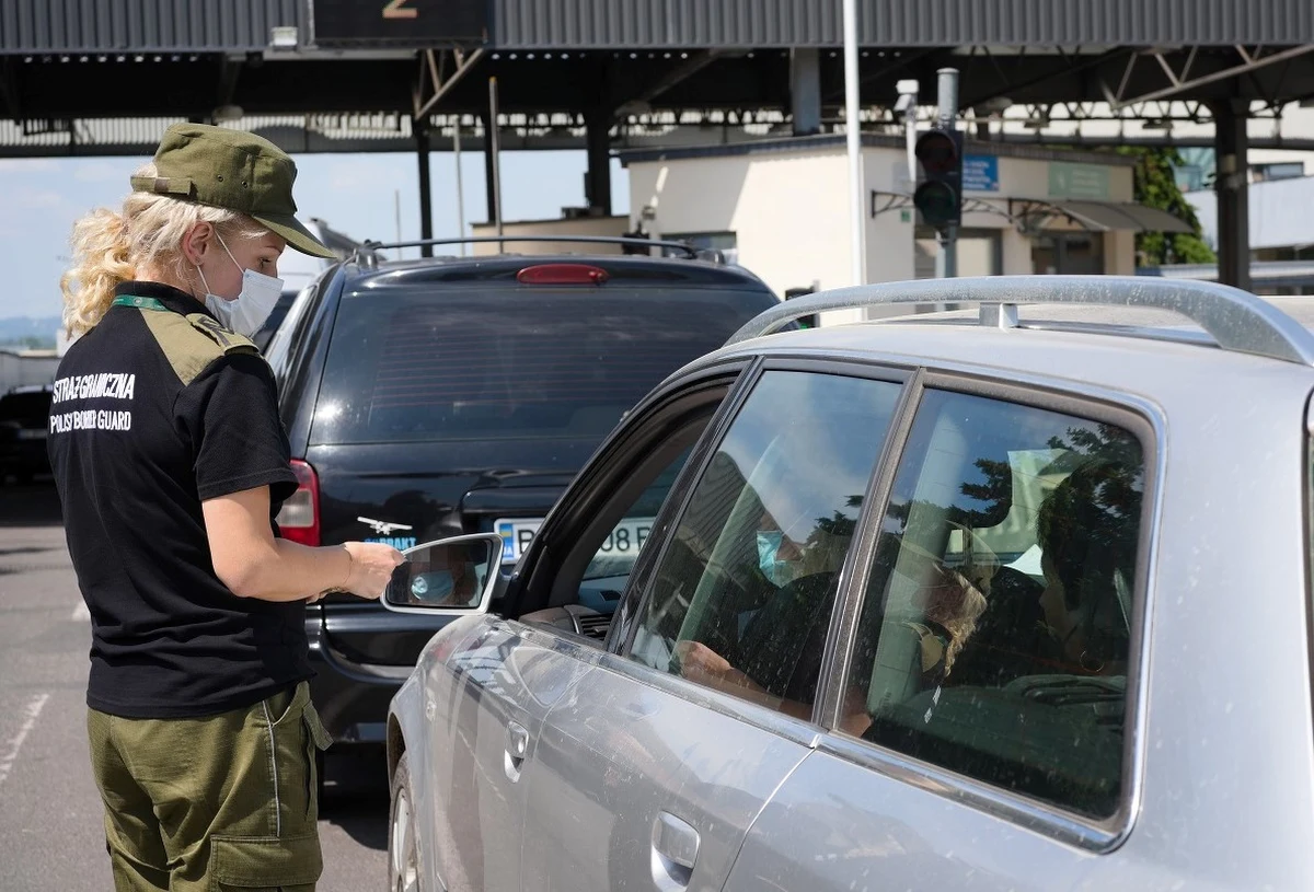 Funkcjonariusze Straży Granicznej z Medyki zatrzymali troje obywateli Turcji, którzy usiłowali przekroczyć granicę na podstawie fałszywych, niemieckich kart pobytu.