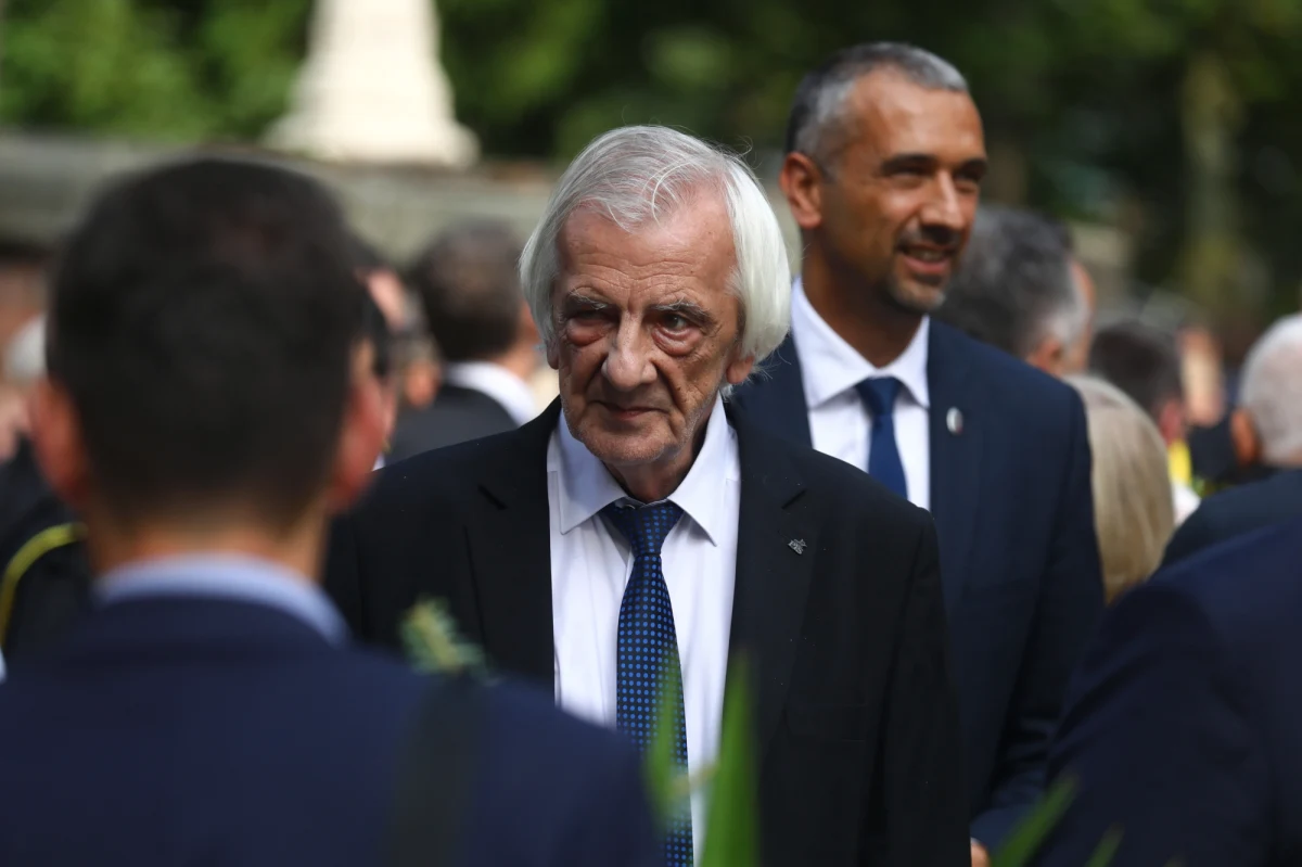 Nie milkną komentarze po głośnych słowach szefa klubu PiS Ryszarda Terleckiego dot. możliwości wyjścia Polski z Unii Europejskiej. Szef klubu Lewicy Krzysztof Gawkowski stwierdził, że „Polacy muszą zacząć się bać”, i zapowiedział złożenie wniosku, by szef MSZ przedstawił na najbliższym posiedzeniu Sejmu informację „o przygotowaniach do wystąpienia Polski z UE”. Spekulacjom o polexicie zaprzeczył m.in. rzecznik rządu Piotr Müller, który oświadczył, że „nie będzie żadnego wychodzenia Polski z Unii Europejskiej”. Na koniec zaś wydźwięk swej wypowiedzi złagodził sam Ryszard Terlecki.