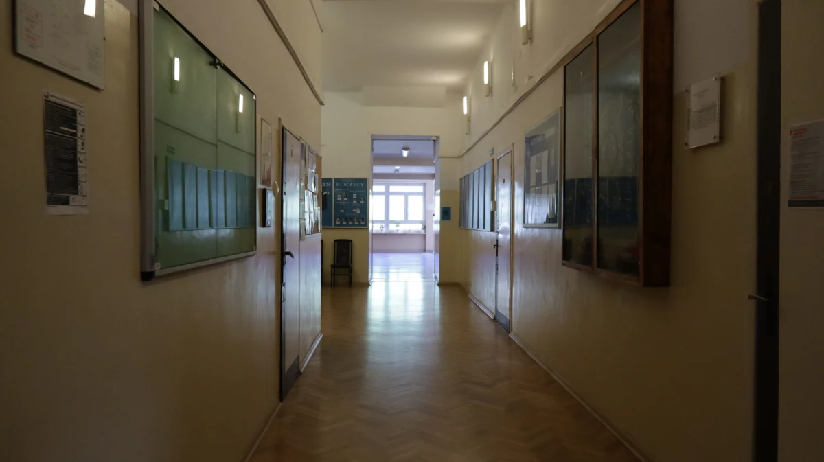 ​W dwunastu szkołach w Wielkopolsce potwierdzono zakażenia koronawirusem. Rośnie liczba placówek edukacyjnych, które częściowo przechodzą w tryb nauki zdalnej.