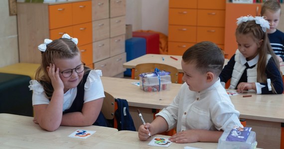 Z powodu zakażeń koronawirusem w przedszkolach i szkołach Warmii i Mazur na kwarantannie przebywa ponad 230 dzieci. Źródłem zakażeń jest niezaszczepiony personel placówek - poinformował PAP dyrektor wojewódzkiego sanepidu Janusz Dzisko. 