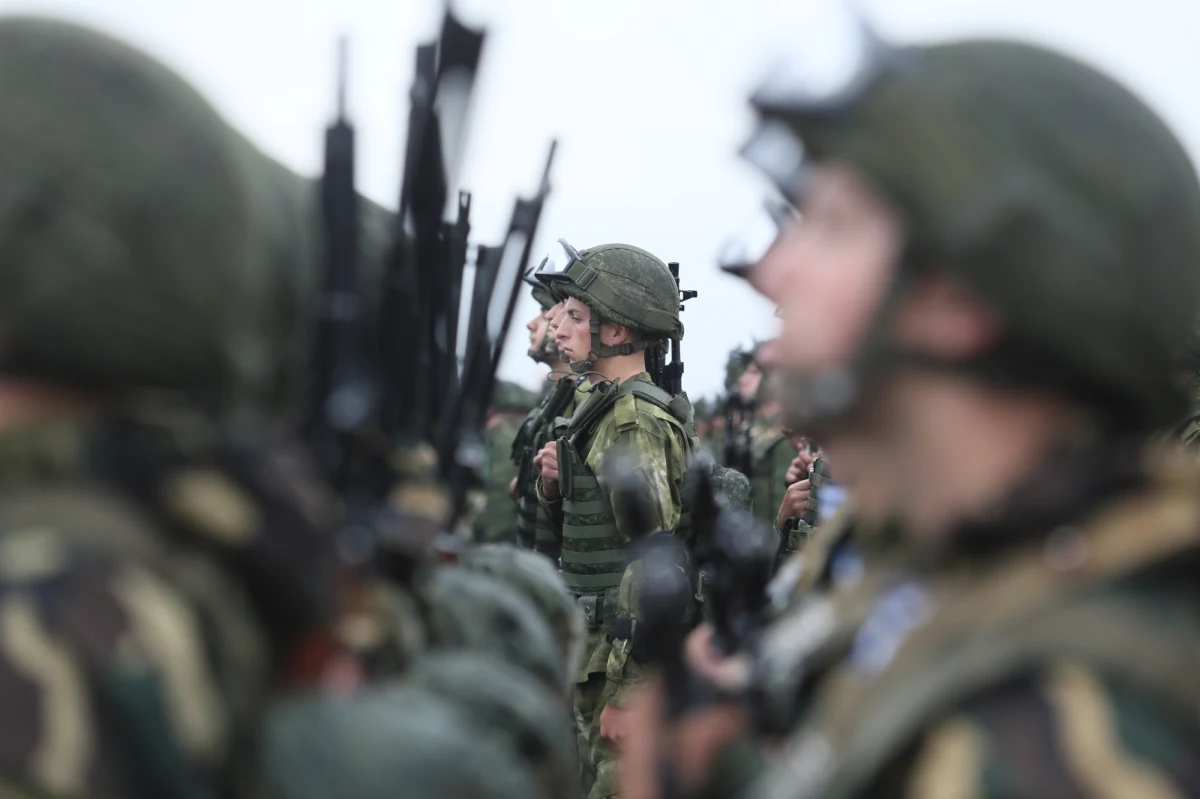 Władze w Mińsku twierdzą, że zaprosiły zagranicznych obserwatorów na białorusko-rosyjskie strategiczne manewry wojskowe Zapad-2021. Według nich zaproszenia wysłano między innymi do ONZ, Międzynarodowego Komitetu Czerwonego Krzyża, władz Litwy i Centrum Zapobiegania Konfliktom OBWE. Polskim dyplomatom zaproponowano obecność na konferencji białoruskiego ministerstwa obrony, jednak nie na samych ćwiczeniach. 