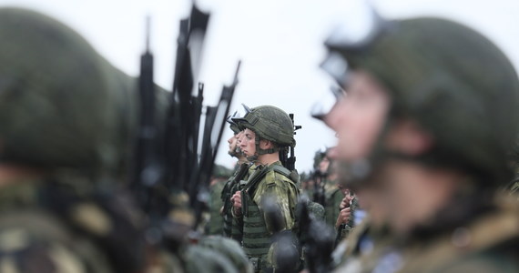 Władze w Mińsku twierdzą, że zaprosiły zagranicznych obserwatorów na białorusko-rosyjskie strategiczne manewry wojskowe Zapad-2021. Według nich zaproszenia wysłano między innymi do ONZ, Międzynarodowego Komitetu Czerwonego Krzyża, władz Litwy i Centrum Zapobiegania Konfliktom OBWE. Polskim dyplomatom zaproponowano obecność na konferencji białoruskiego ministerstwa obrony, jednak nie na samych ćwiczeniach. 