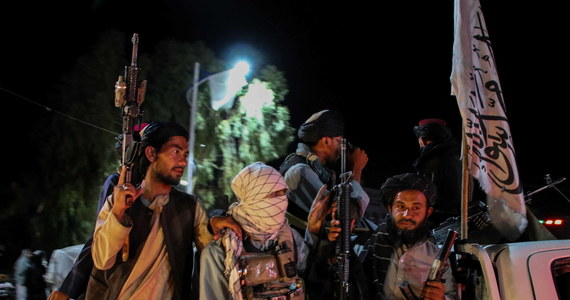 Czterej mężczyźni, wchodzący w skład rządu talibów w Afganistanie, są w Stanach Zjednoczonych dobrze znani. Byli więźniami w Guantanamo. Zostali z niego wypuszczeni w 2014 roku w zamian za uwolnienie pojmanego w niewolę amerykańskiego żołnierza Bowe’go Bergdahla.