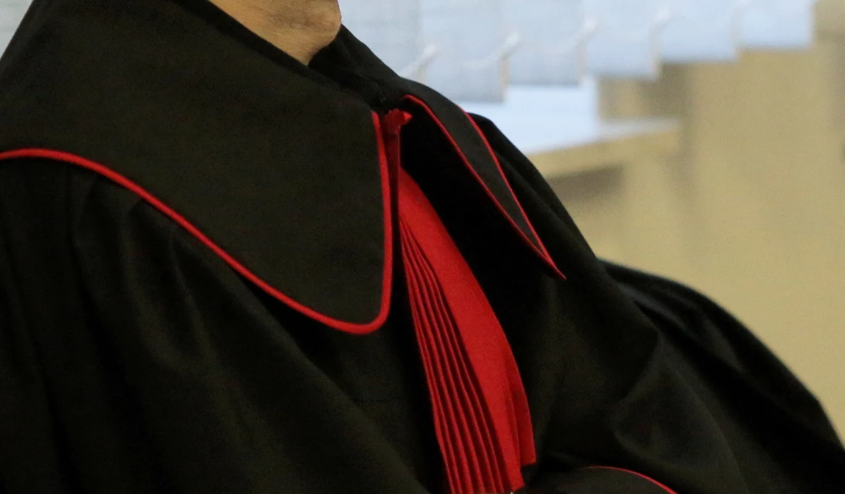 ​Nagi mężczyzna spacerował po Świdnicy na Dolnym Śląsku, odwiedził także jeden ze sklepów. Jak się okazało się, to prokurator z tego miasta. 