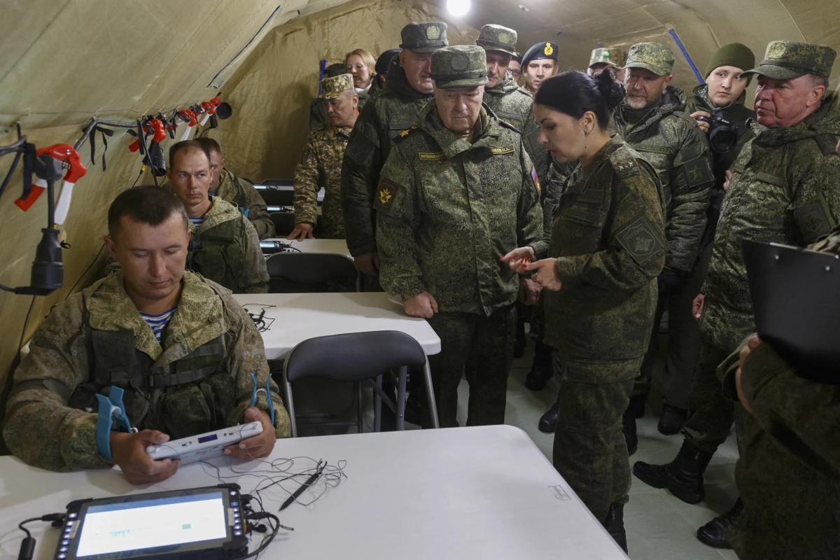 Rosyjsko-białoruskie ćwiczenia Zapad 2021 wkraczają w ostatnią, kulminacyjną fazę, która potrwa od 10 do 16 września. Manewry rozbudzają emocje i niepokój – nieprzypadkowo, bo jak podkreślają w rozmowie z RMF FM eksperci, to nie tylko ćwiczenia wojskowe, ale też operacja psychologiczna - próba wywołania strachu przez pokaz siły. Groźba dużego konfliktu jest jednak znikoma, co nie znaczy, że ni ma ryzyka prowokacji i incydentów. 