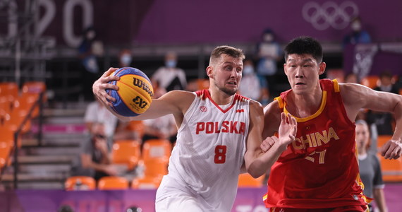 Bez Michaela Hicksa, ale z Łukaszem Diduszką polscy koszykarze w odmianie 3x3 rozpoczną dziś mistrzostwa Europy. Biało-czerwona reprezentacja będzie chciała udowodnić, że należy do europejskiej czołówki. Oprócz tego trzeba też zatrzeć złe wrażenie po nieudanych igrzyskach olimpijskich, na których nasza reprezentacja zajęła przedostatnie miejsce. Celem reprezentacji jest - jak deklaruje trener kadry - miejsce w czołowej czwórce czempionatu. Rywalami Polski w grupie B będą Słowenia i Estonia.