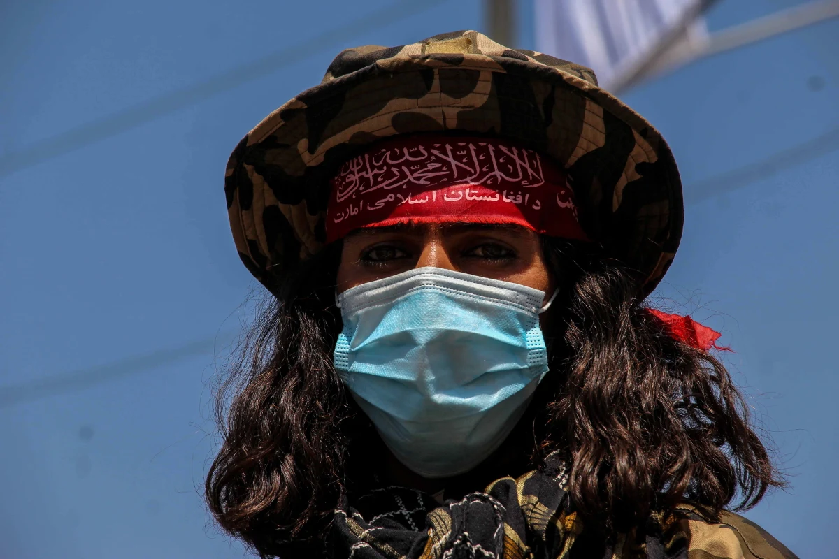 Dwóch dziennikarzy afgańskiej gazety "Etilaatroz" zostało zatrzymanych podczas relacjonowania protestów kobiet w Kabulu i było torturowanych przez talibów - poinformowała katarska telewizja Al-Dżazira. Przetrzymywanych było też trzech innych pracowników "Etilaatroz", którzy przyszli upomnieć się o kolegów.