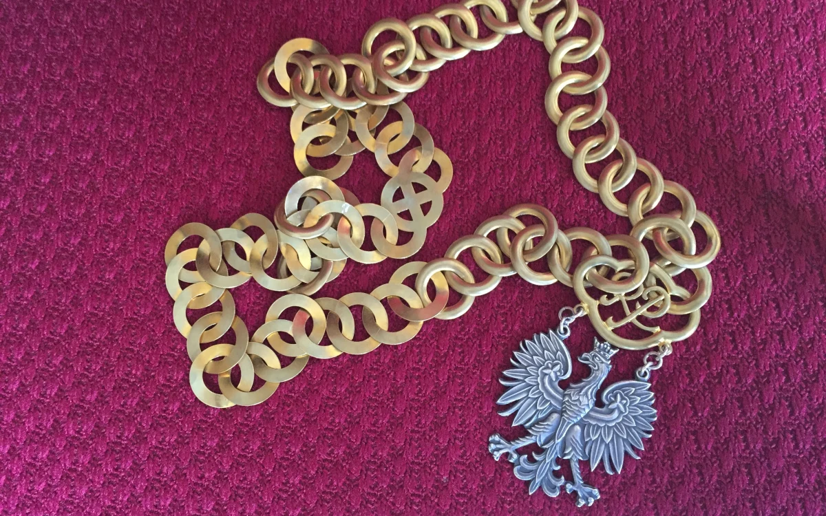 Sędzia sądu rejonowego z okręgu łódzkiego potajemnie sobie dorabiał. Świadczył usługi doradztwa prawnego dla osób fizycznych i firm. Tak twierdzi Wydział Spraw Wewnętrznych Prokuratury Krajowej. Przeciwko sędziemu wszczęto już śledztwo.