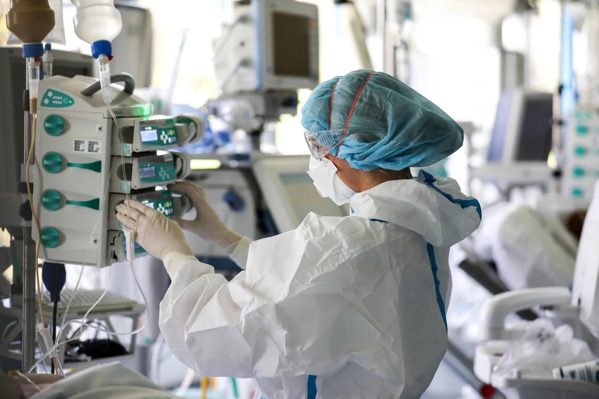 Mamy 528 nowych przypadków zakażenia koronawirusem w Polsce - przekazało Ministerstwo Zdrowia. To wzrost o ponad 50 proc. w porównaniu do poprzedniego piątku. Według danych resortu 623 chorych na Covid-19 przebywa obecnie w szpitalach, korzystając z 78 respiratorów. W ciągu ostatniej doby zmarło 8 osób. 