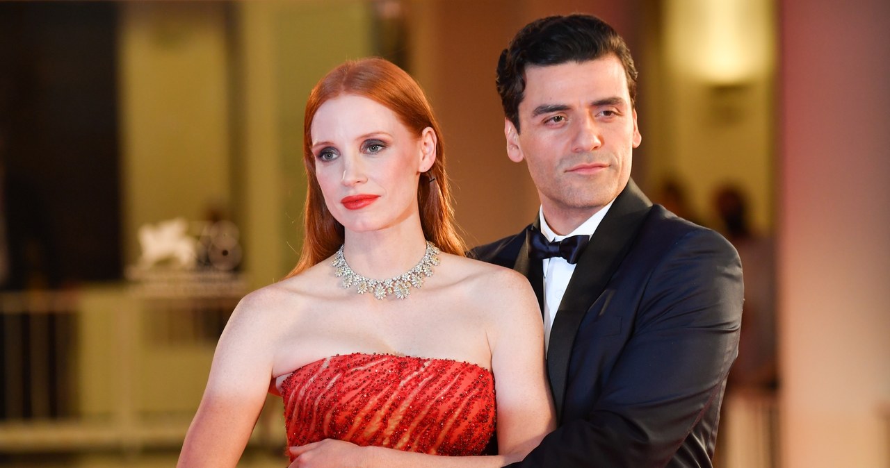 Jessica Chastain pojawiła się na festiwalu filmowym w Wenecji, gdzie promowała serial ze swoim udziałem zatytylowany "Sceny z życia małżeńskiego". Kiedy wraz z kolegą z planu, Oscarem Isaacem, szła po czerwonym dywanie, ten zmysłowo pocałował ją w... pachę. To uruchomiło lawinę spekulacji, że są parą. Rudowłosa piękność wytłumaczyła, że ta sytuacja była tylko efektem złego skoordynowania ruchów między nią i Isaacem, a z tym aktorem łączy ją tylko wieloletnia przyjaźń.